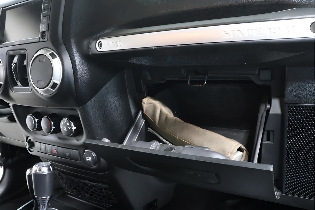 Used 2018 Jeep Wrangler Unlimited Sahara w/ Connectivity Group image 29