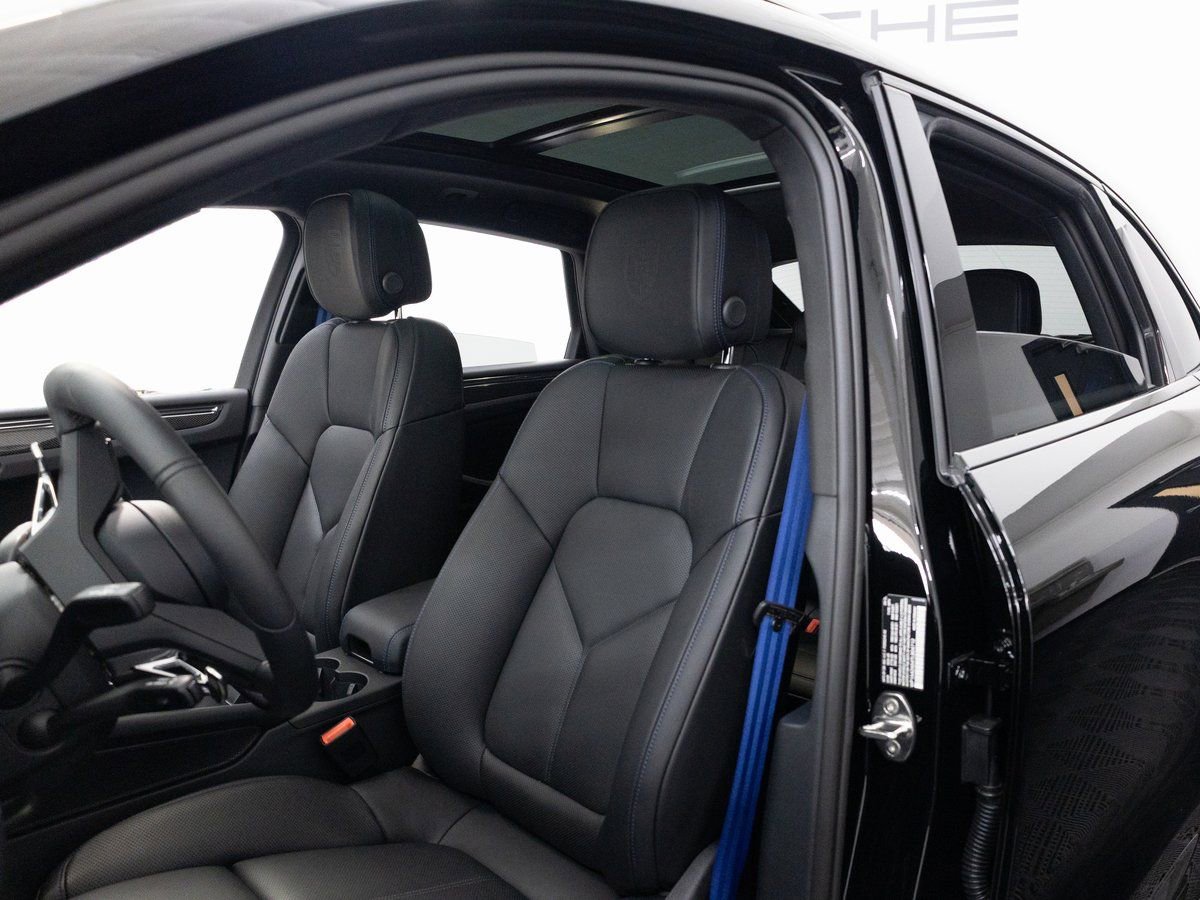 New 2026 Porsche Macan Turbo image 5