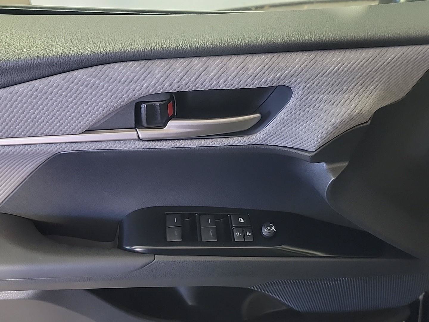 Used 2025 Toyota Camry SE FWD image 34