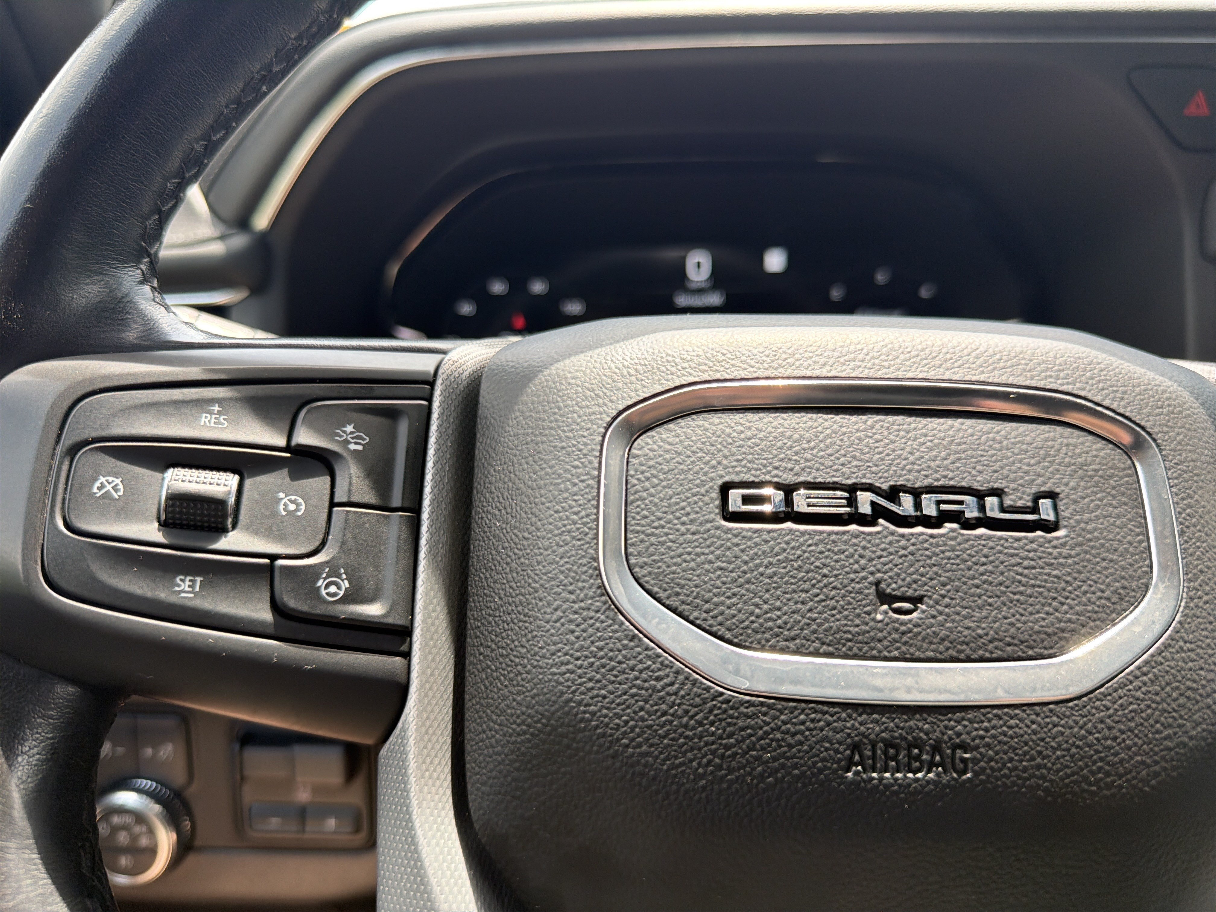 Used 2023 GMC Yukon Denali w/ Denali Reserve Package AWD/4WD image 32