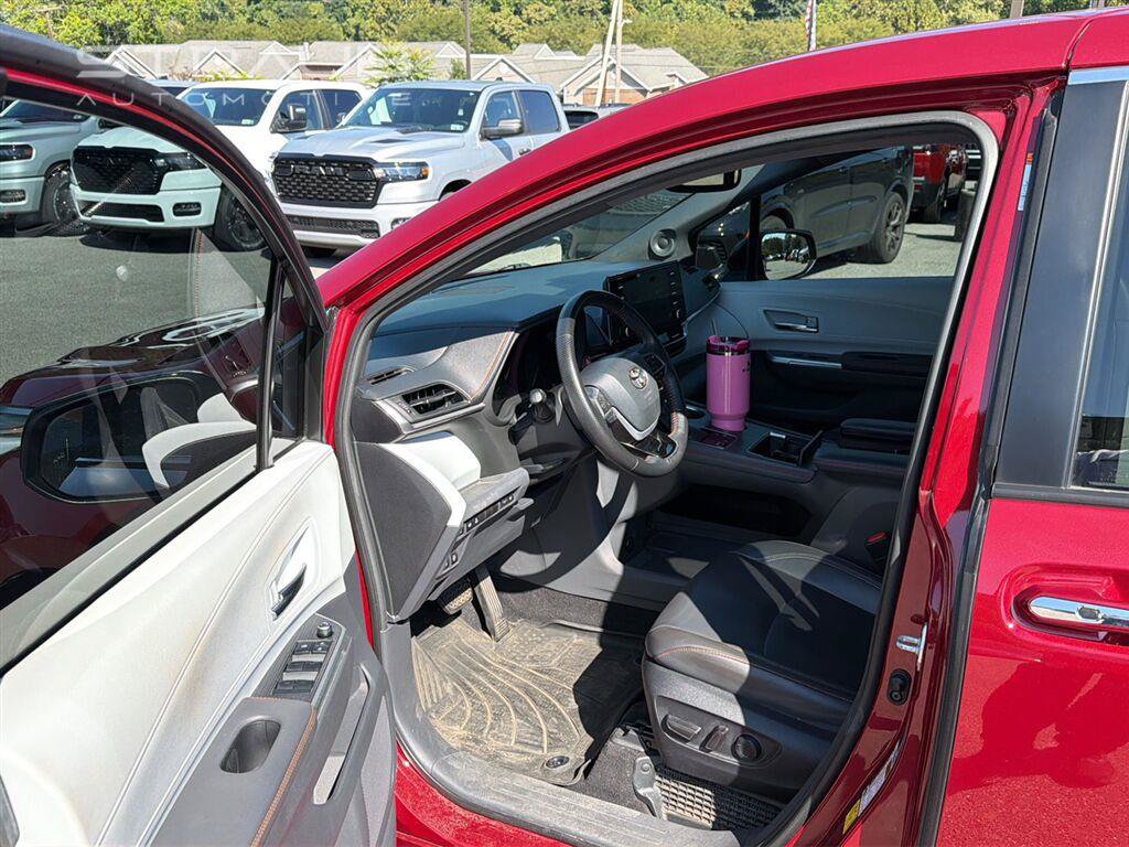 Used 2022 Toyota Sienna XSE w/ XSE Plus Package AWD/4WD image 10