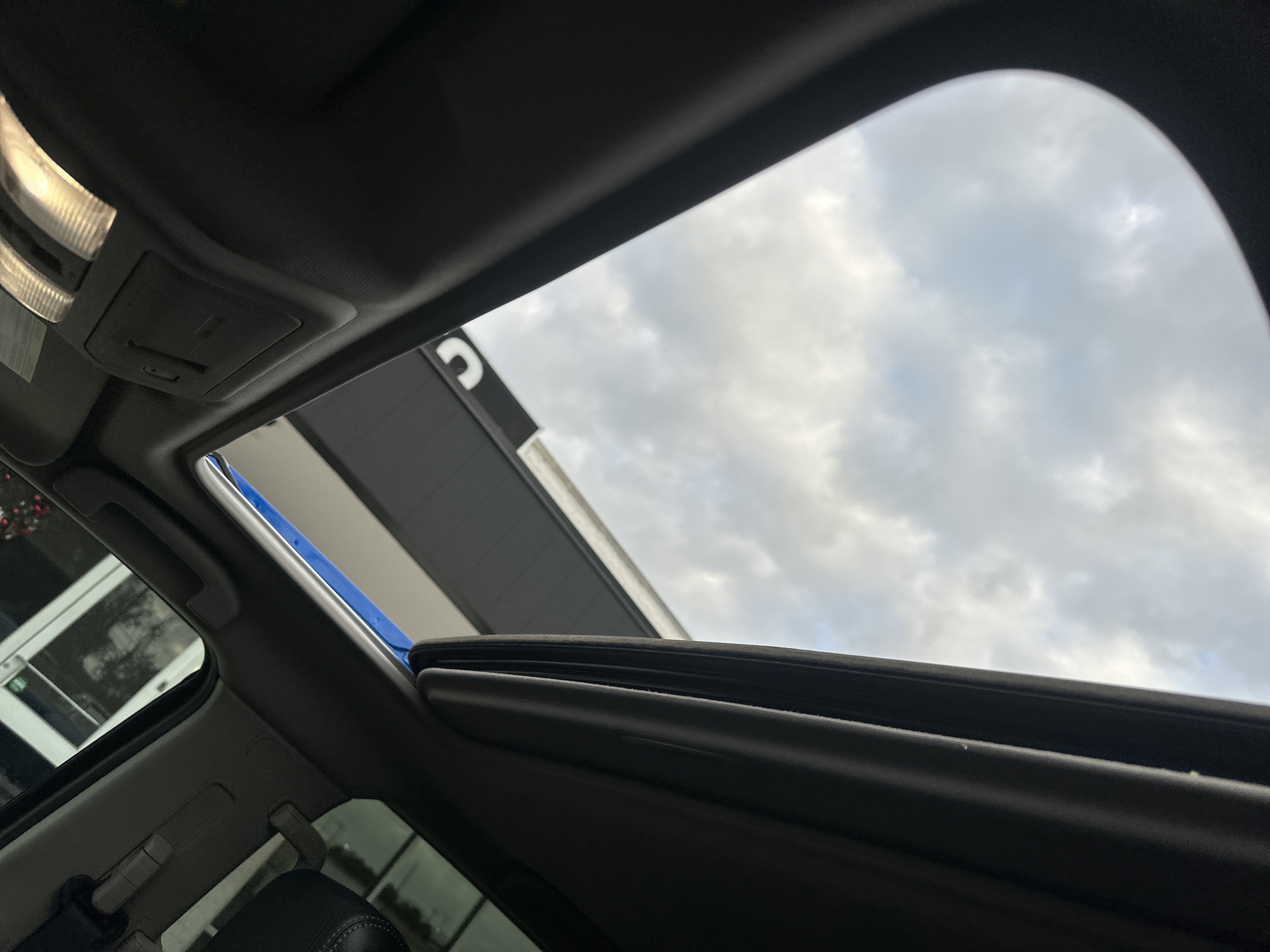 Used 2025 Nissan Frontier SL image 11