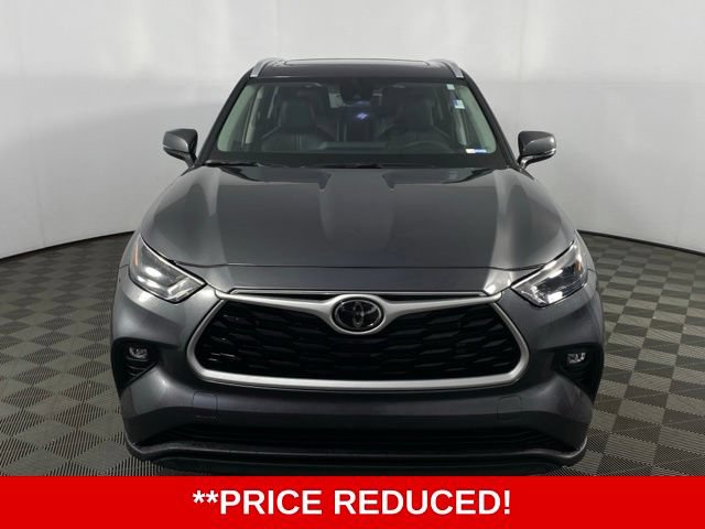 Used 2024 Toyota Highlander XLE FWD image 2