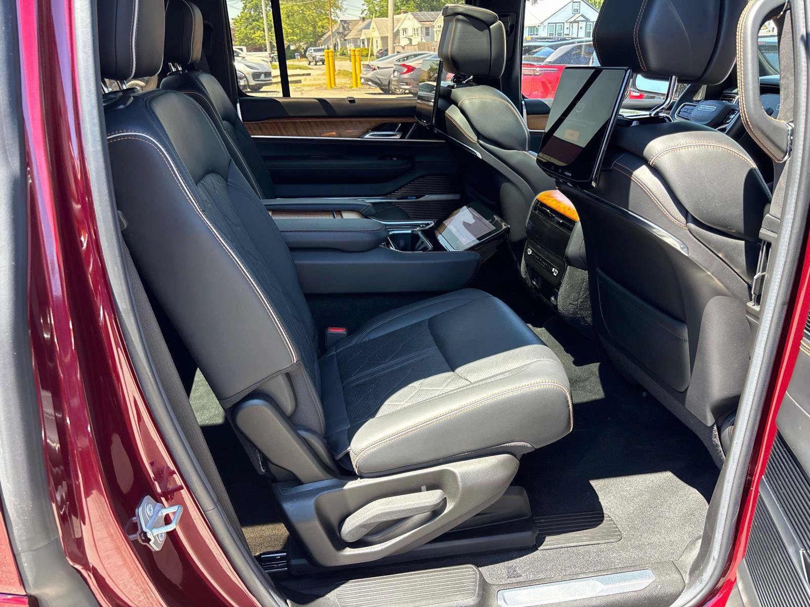 Certified 2022 Jeep Grand Wagoneer Series III w/ Rear Seat Video Group 1 AWD/4WD image 18