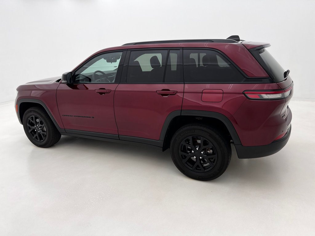Used 2025 Jeep Grand Cherokee Altitude AWD/4WD image 10