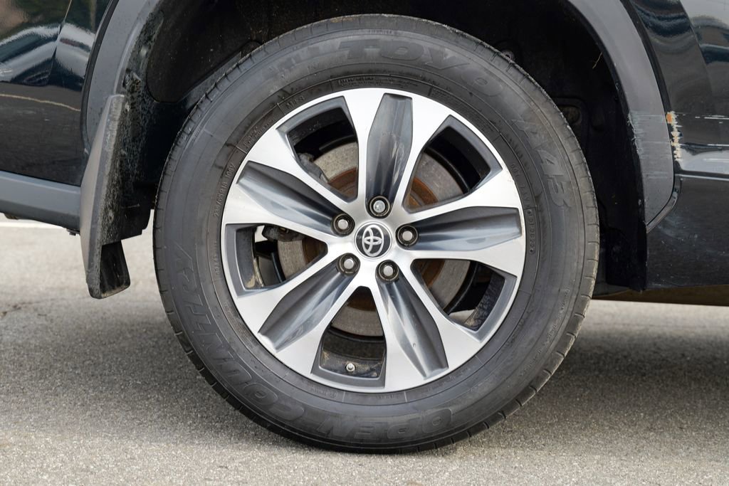 Used 2023 Toyota Highlander XLE AWD/4WD image 11