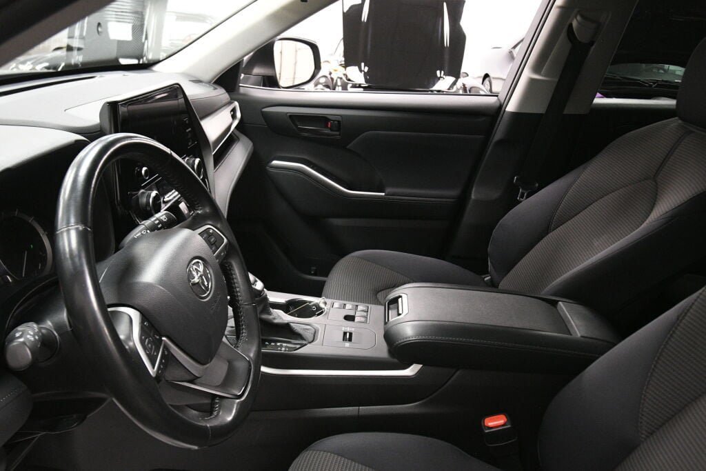 Used 2023 Toyota Highlander LE FWD image 18
