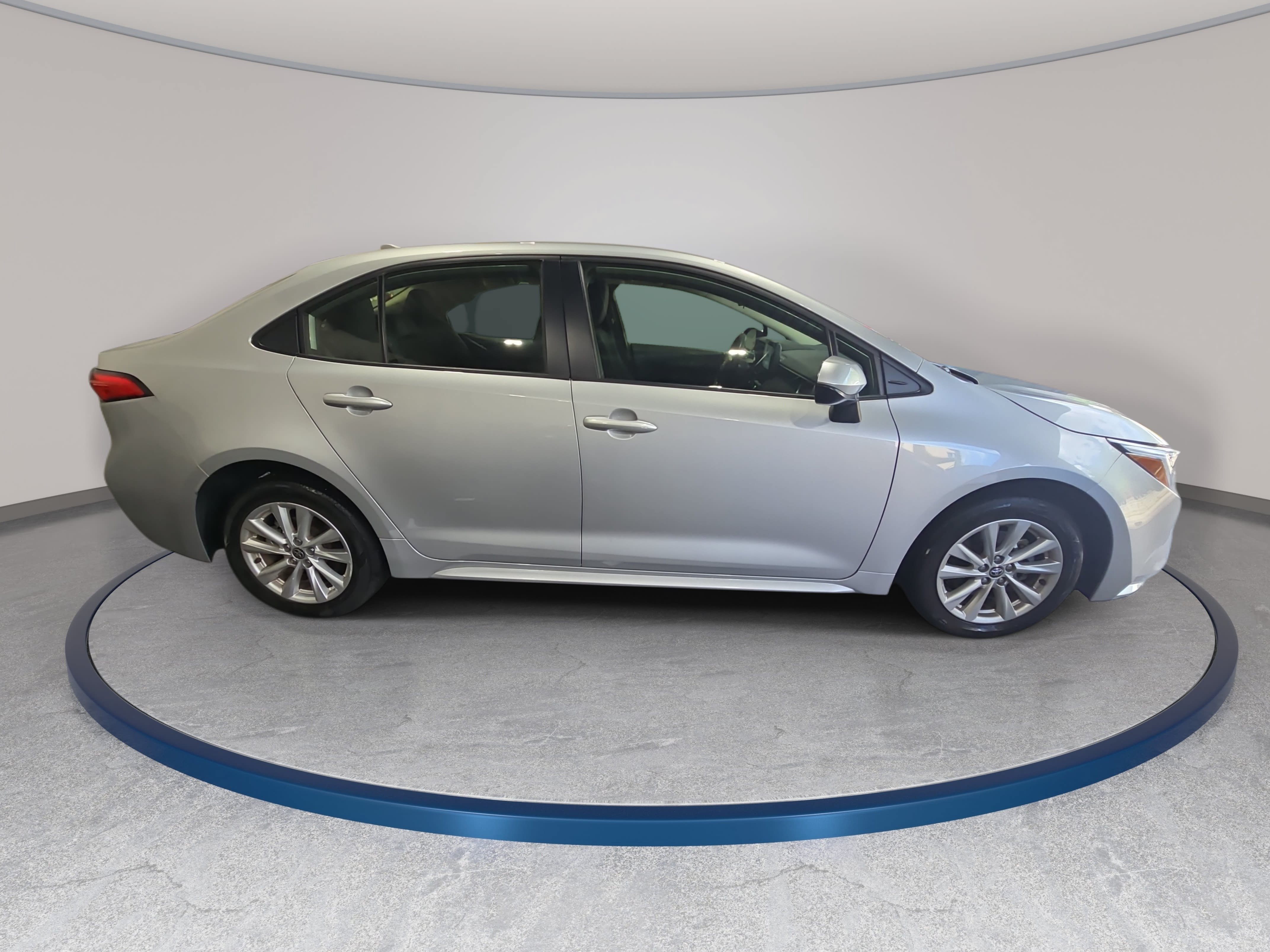 Used 2025 Toyota Corolla LE w/ LE Premium Package FWD image 4