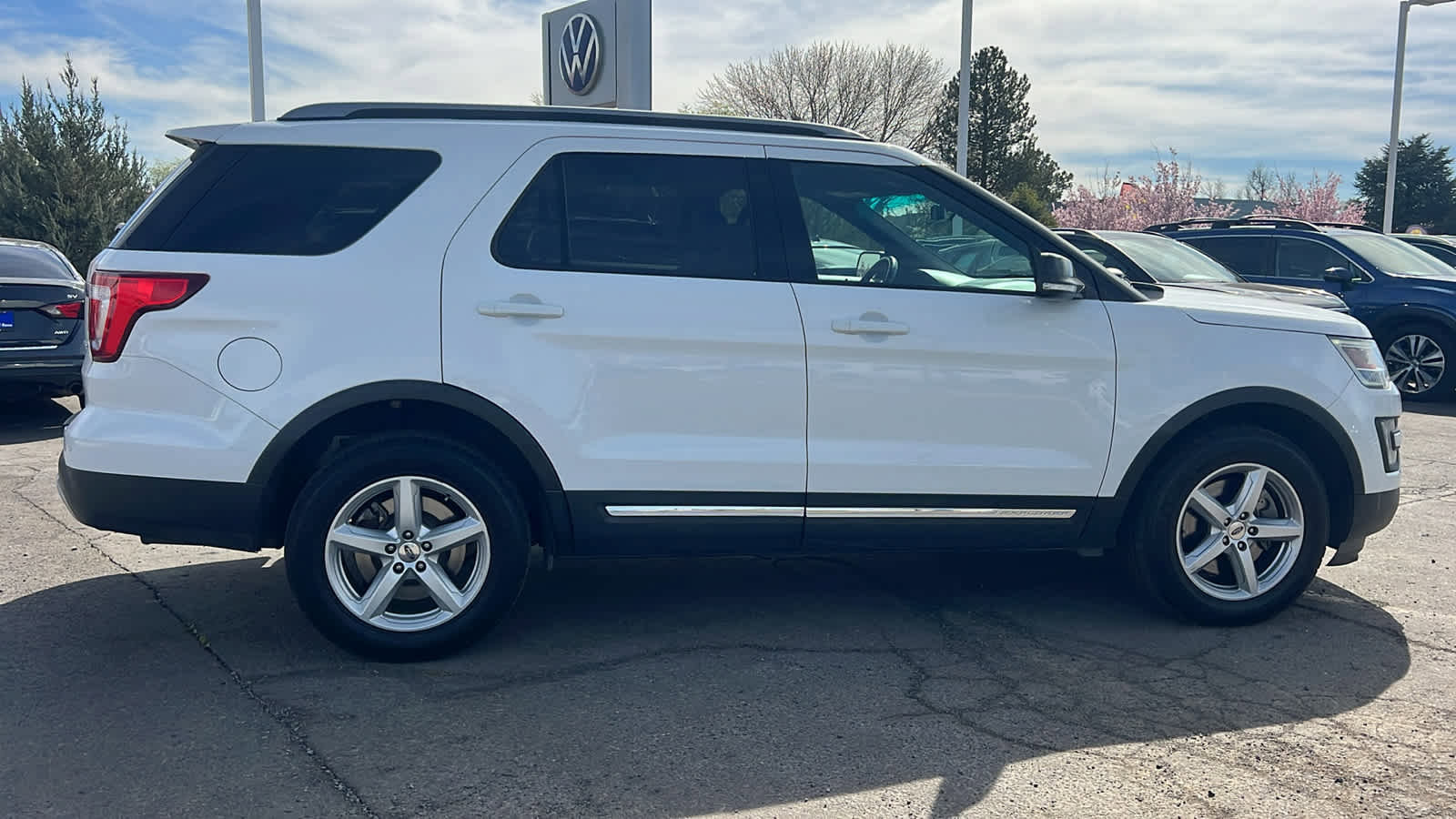 Used 2017 Ford Explorer XLT w/ Equipment Group 202A image 4