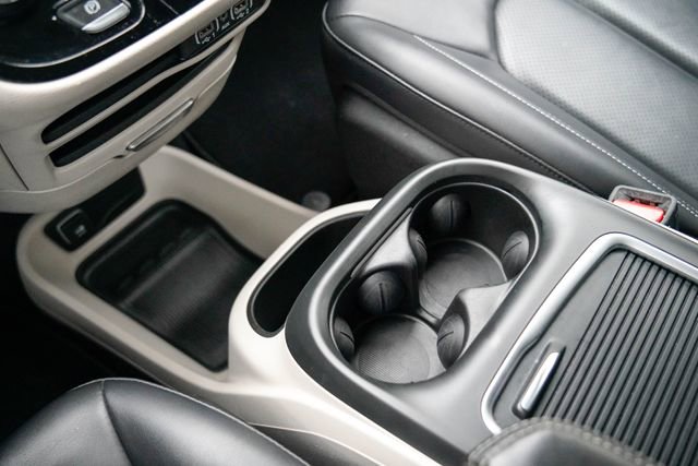 Used 2024 Chrysler Pacifica Touring-L image 32