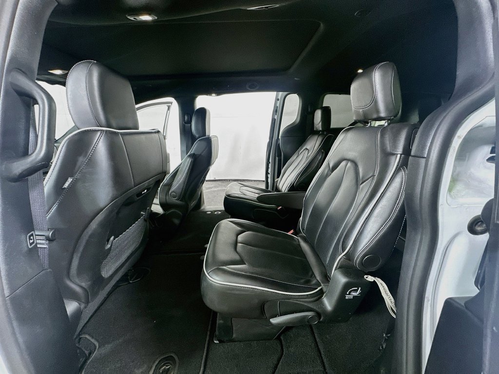 Used 2025 Chrysler Pacifica Limited FWD image 16