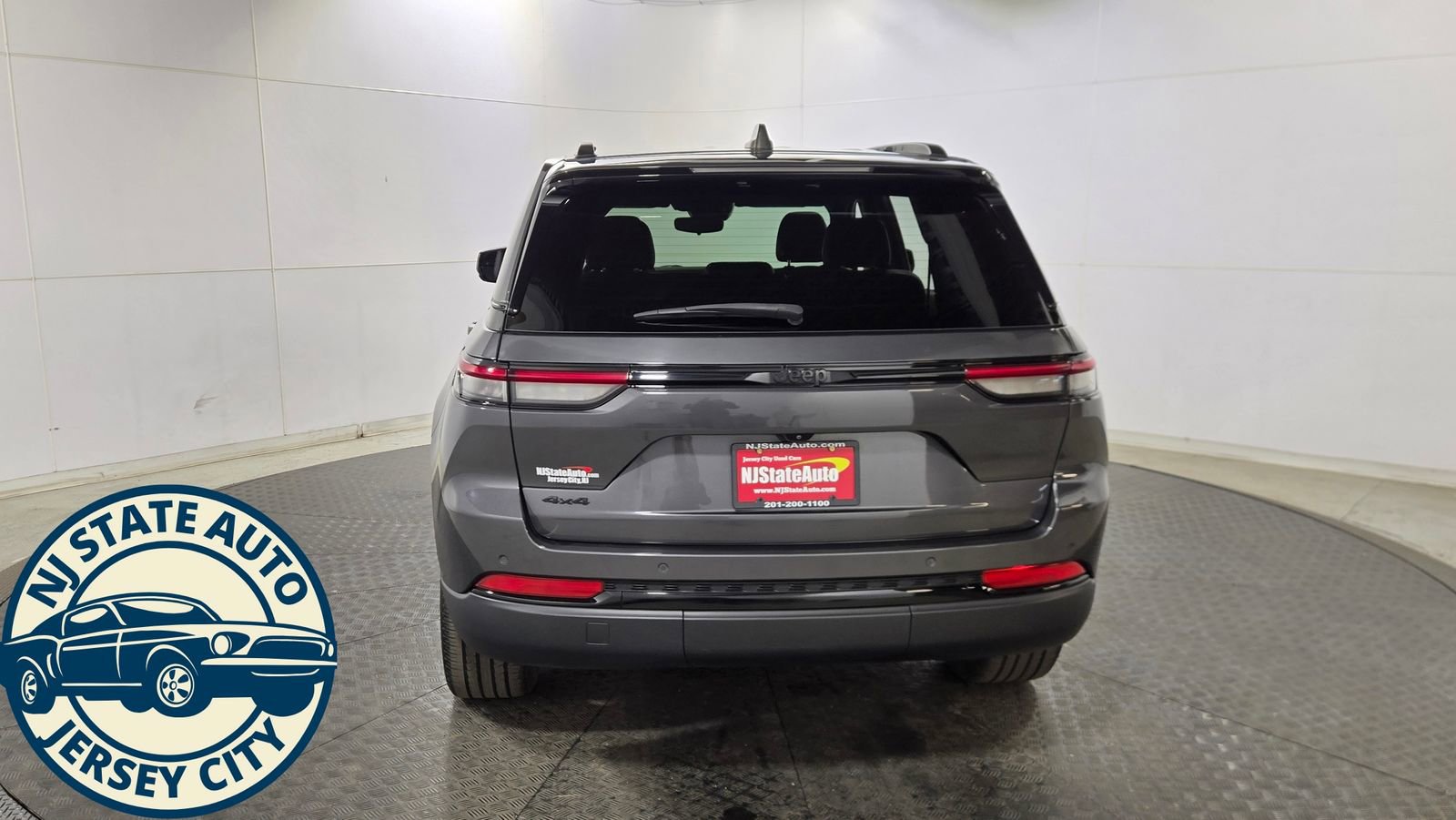 Used 2023 Jeep Grand Cherokee Altitude image 6