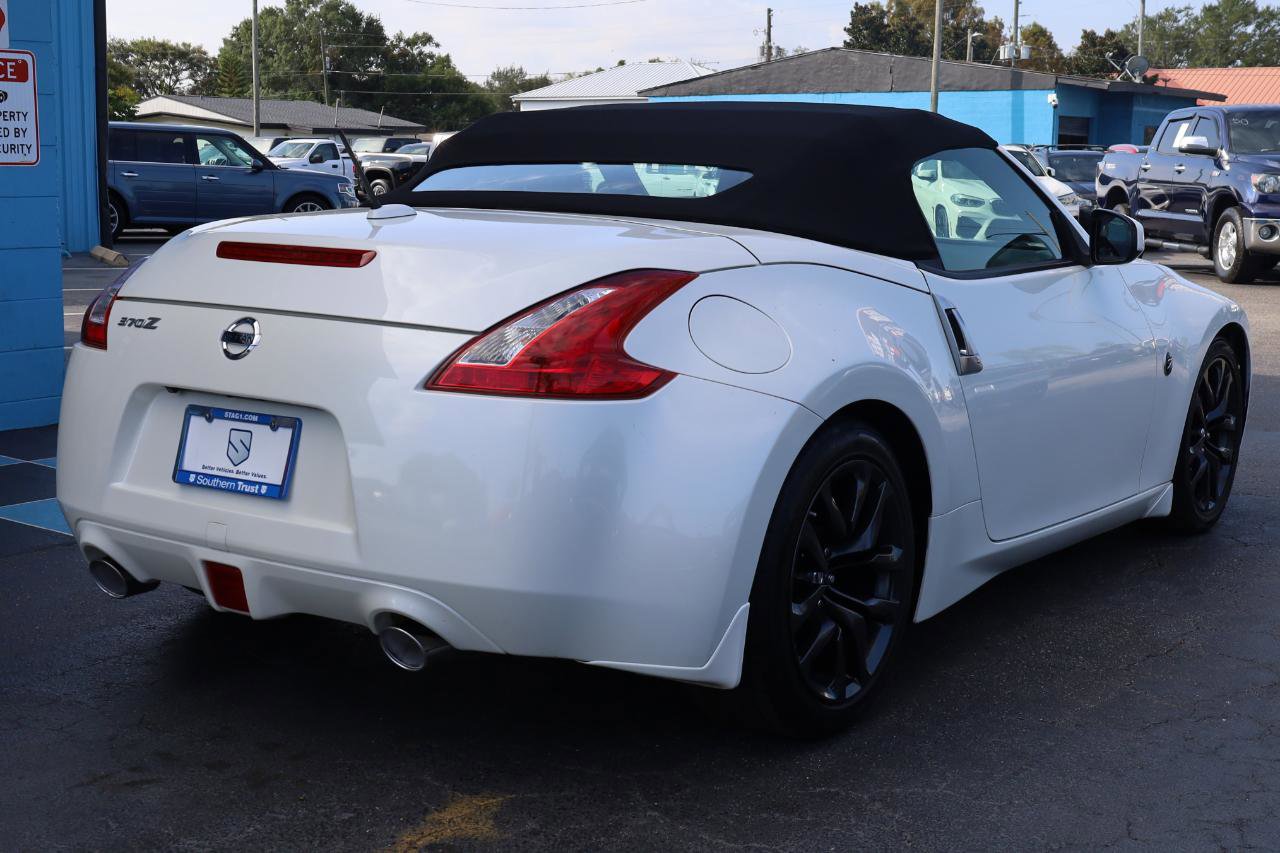Used 2017 Nissan 370Z Touring RWD image 6