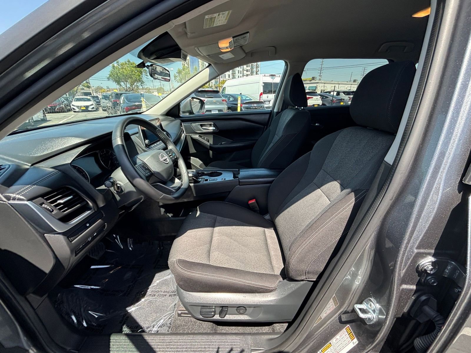 Used 2025 Nissan Rogue SV FWD image 28