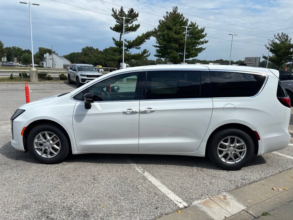 New 2027 Chrysler Pacifica Select FWD image 9