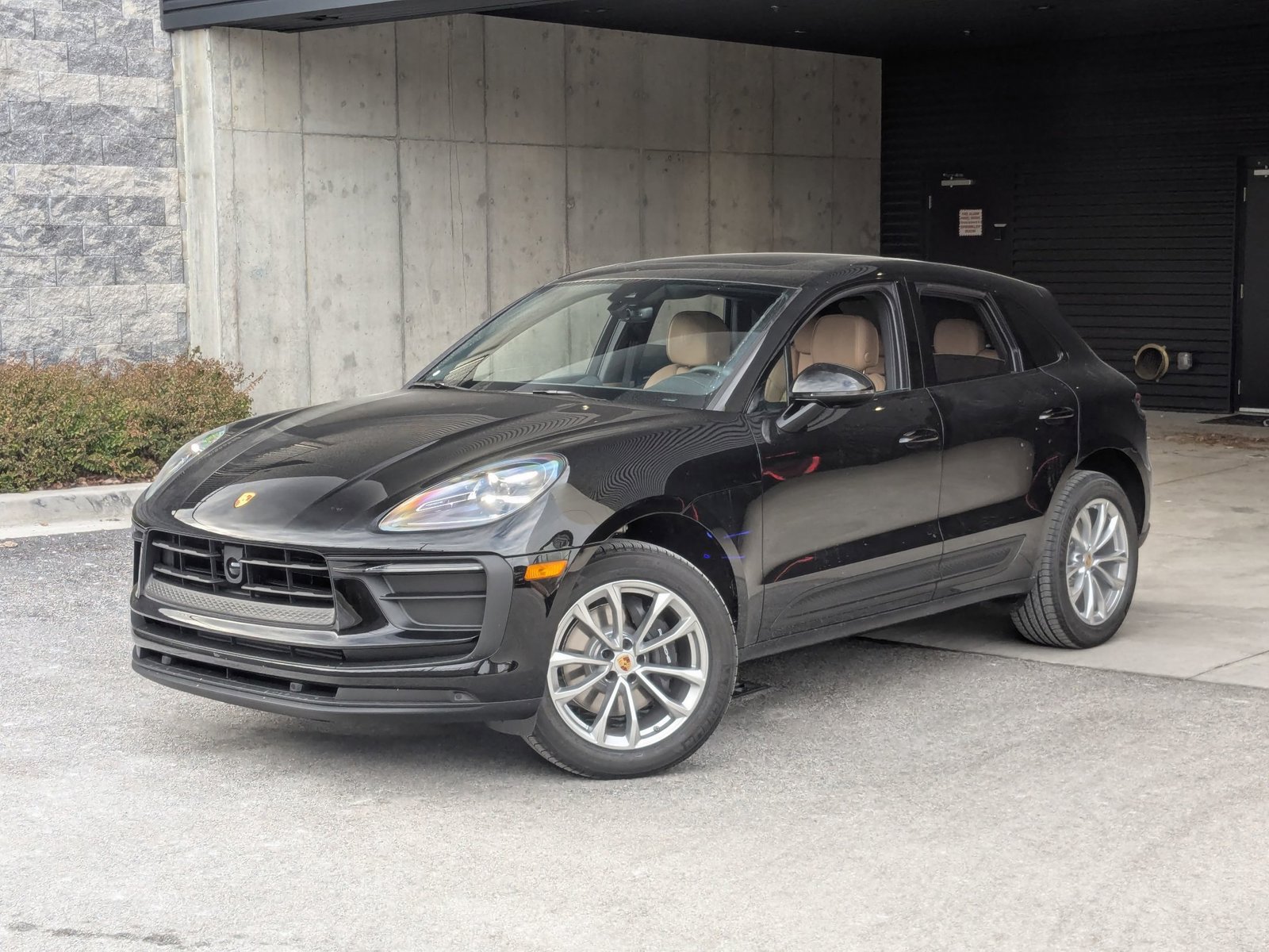 Certified 2026 Porsche Macan AWD/4WD image 1