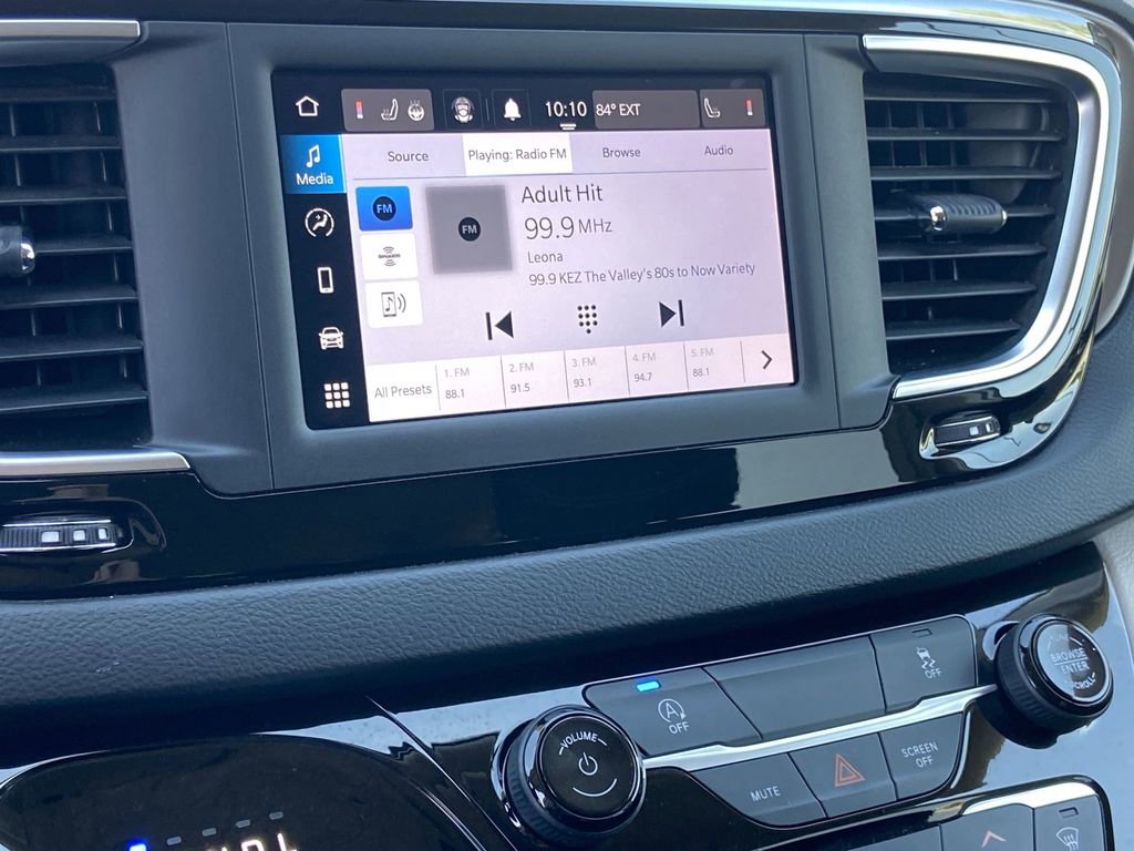 Used 2022 Chrysler Voyager LX FWD image 9