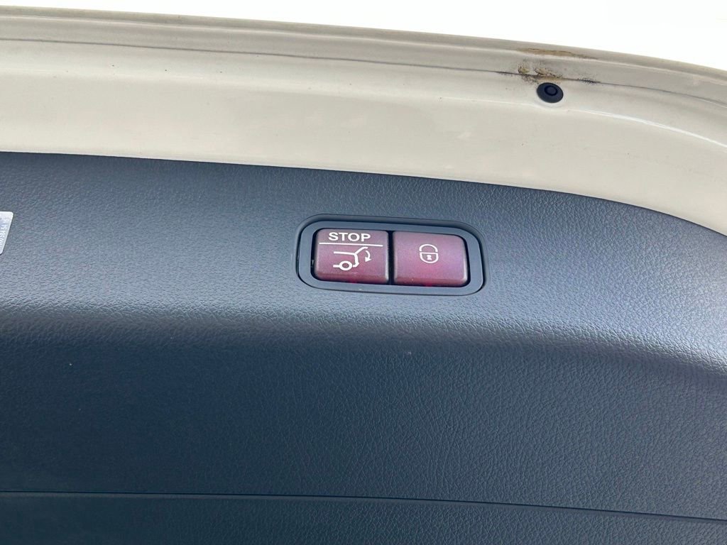 Used 2025 Mercedes-Benz GLC 300 4MATIC image 41