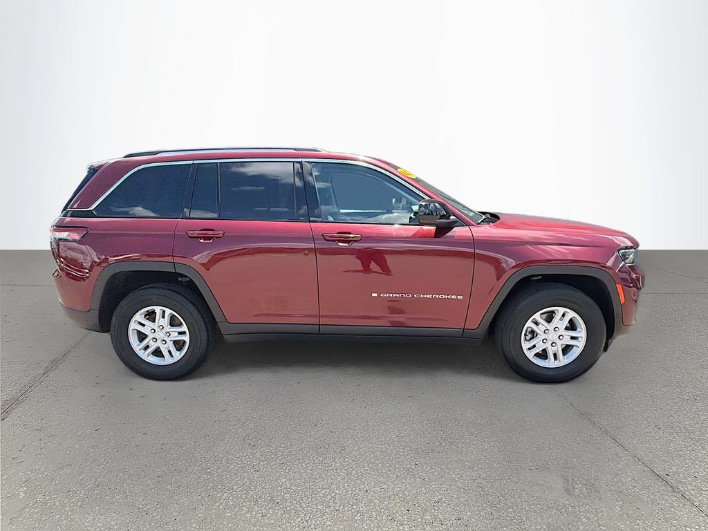 Used 2023 Jeep Grand Cherokee Laredo AWD/4WD image 3