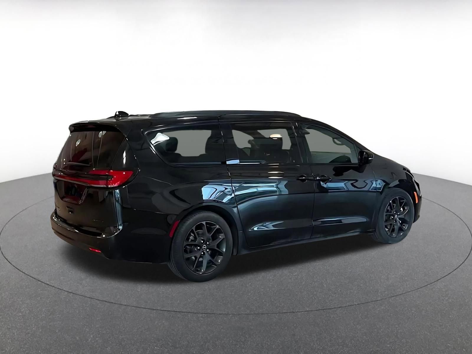 Used 2025 Chrysler Pacifica Limited image 15