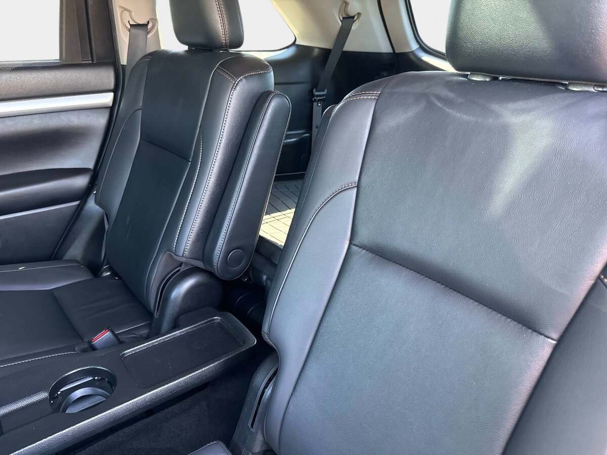 Used 2019 Toyota Highlander XLE FWD image 12