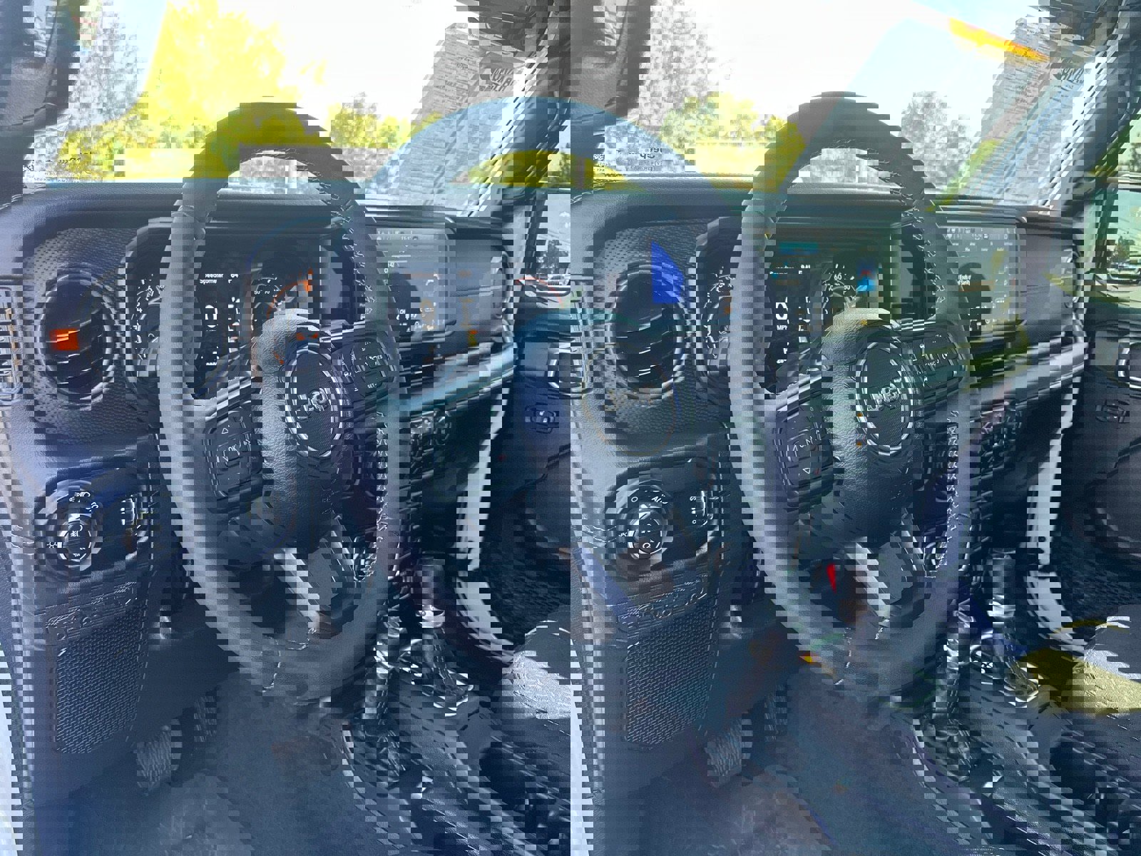 Used 2025 Jeep Gladiator Mojave w/ Convenience Group image 16