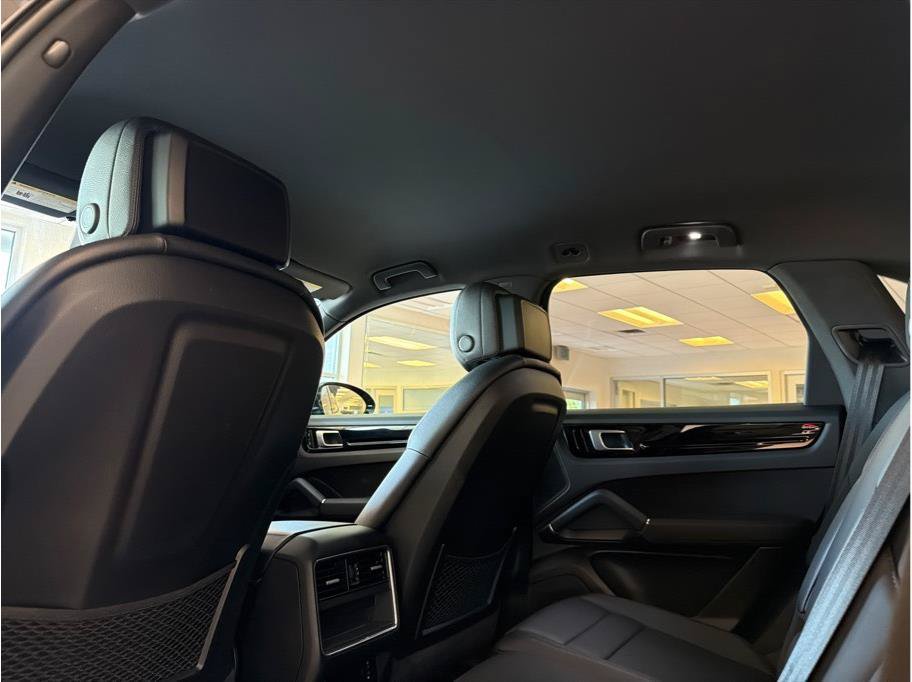 Used 2020 Porsche Cayenne AWD/4WD image 35