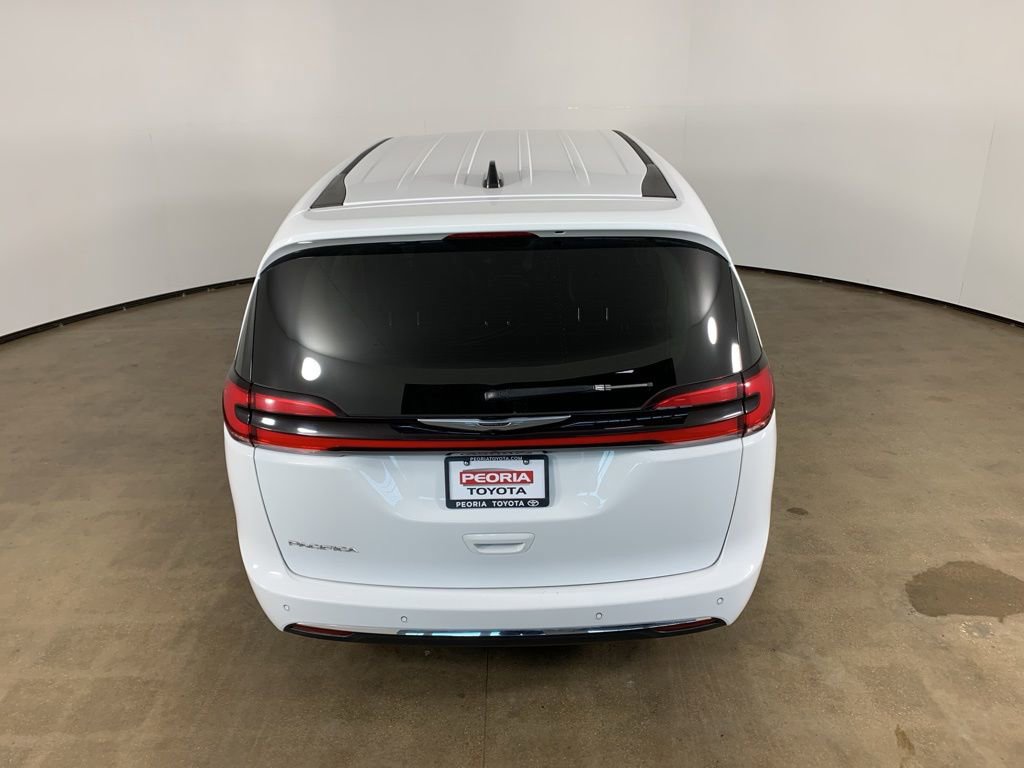 Used 2024 Chrysler Pacifica Touring-L image 11