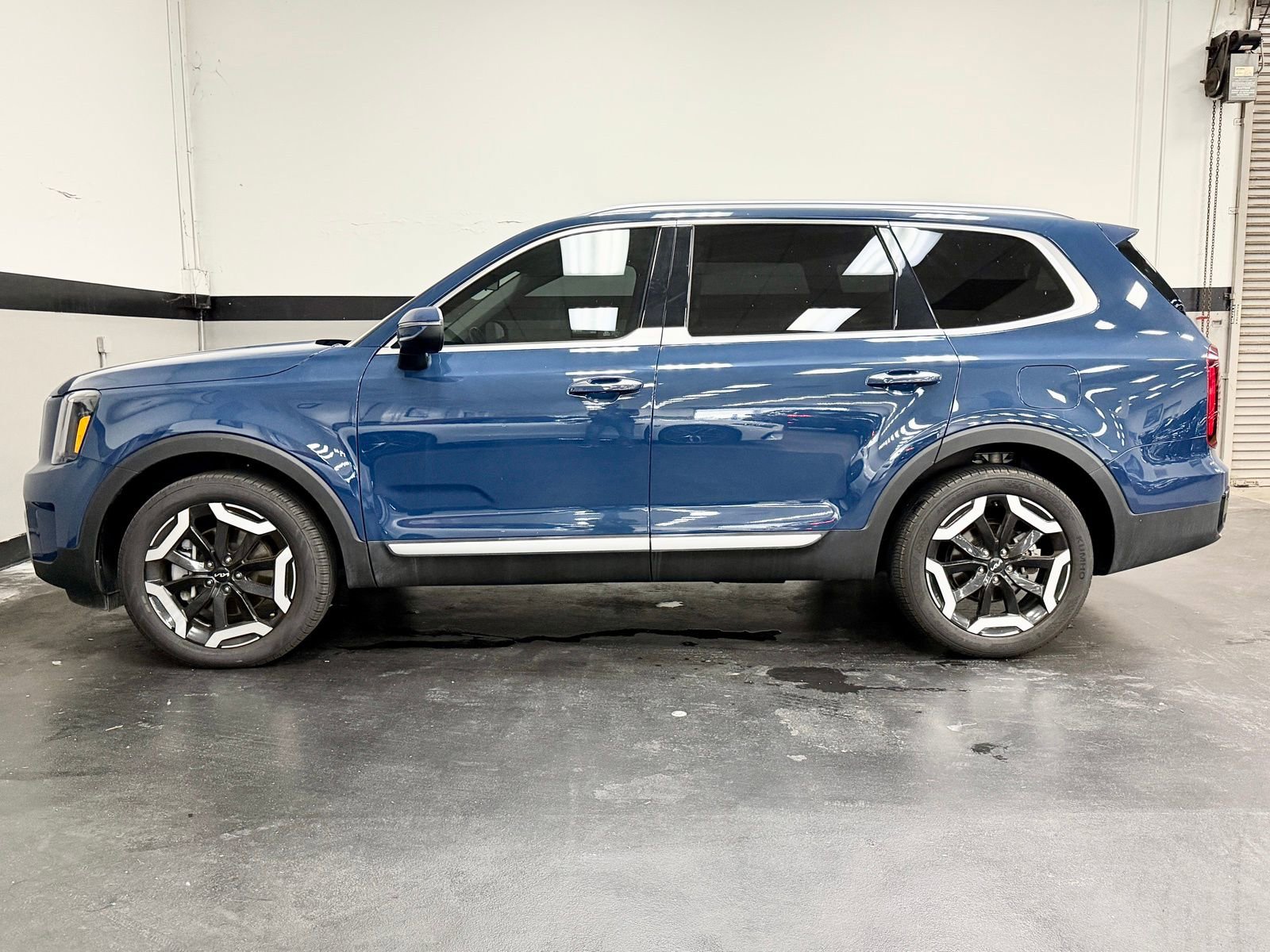 Used 2025 Kia Telluride S image 9