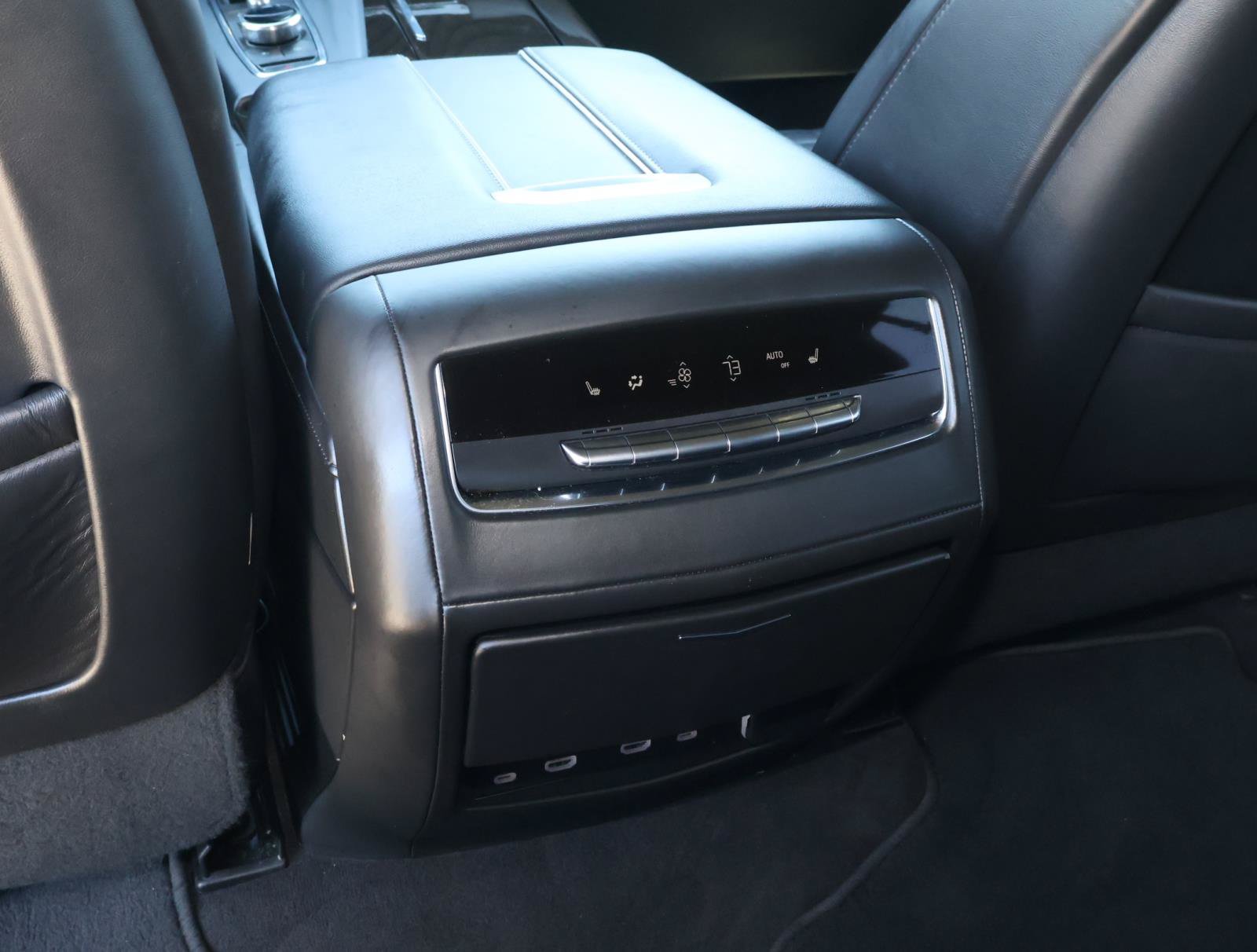 Certified 2023 Cadillac Escalade Sport Platinum w/ LPO, ONYX Package AWD/4WD image 18