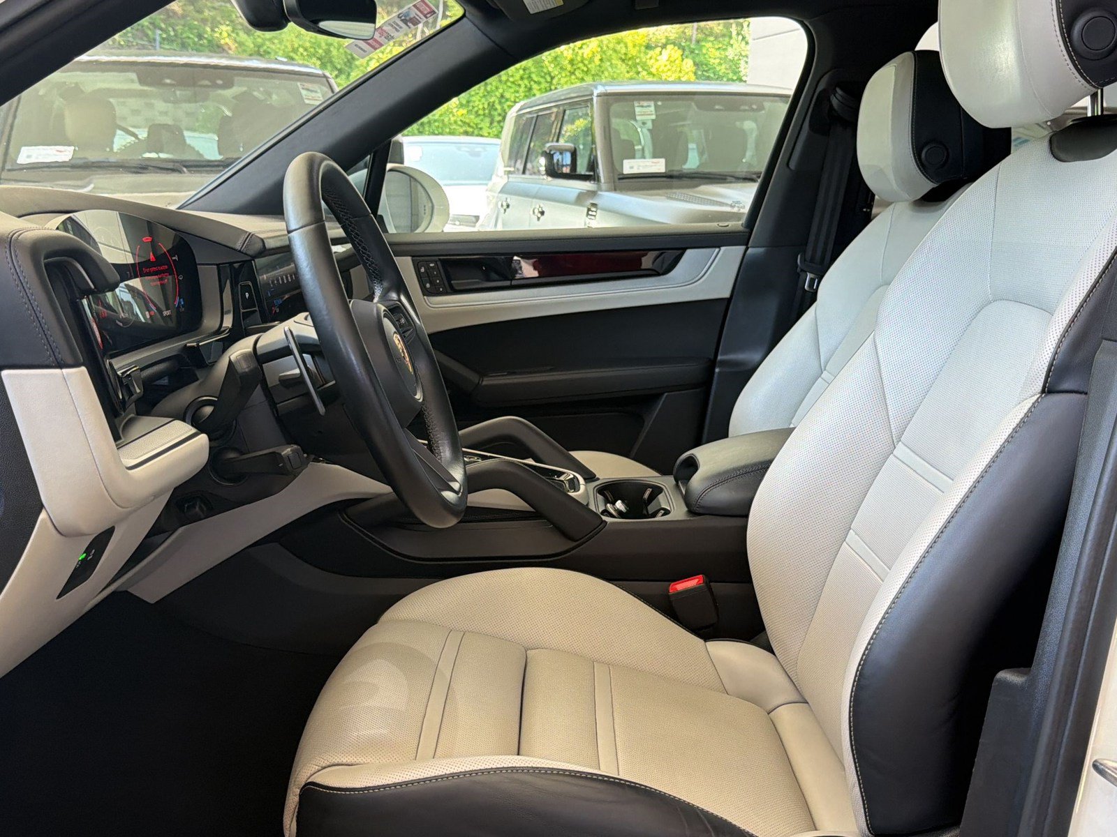 Used 2024 Porsche Cayenne AWD/4WD image 5