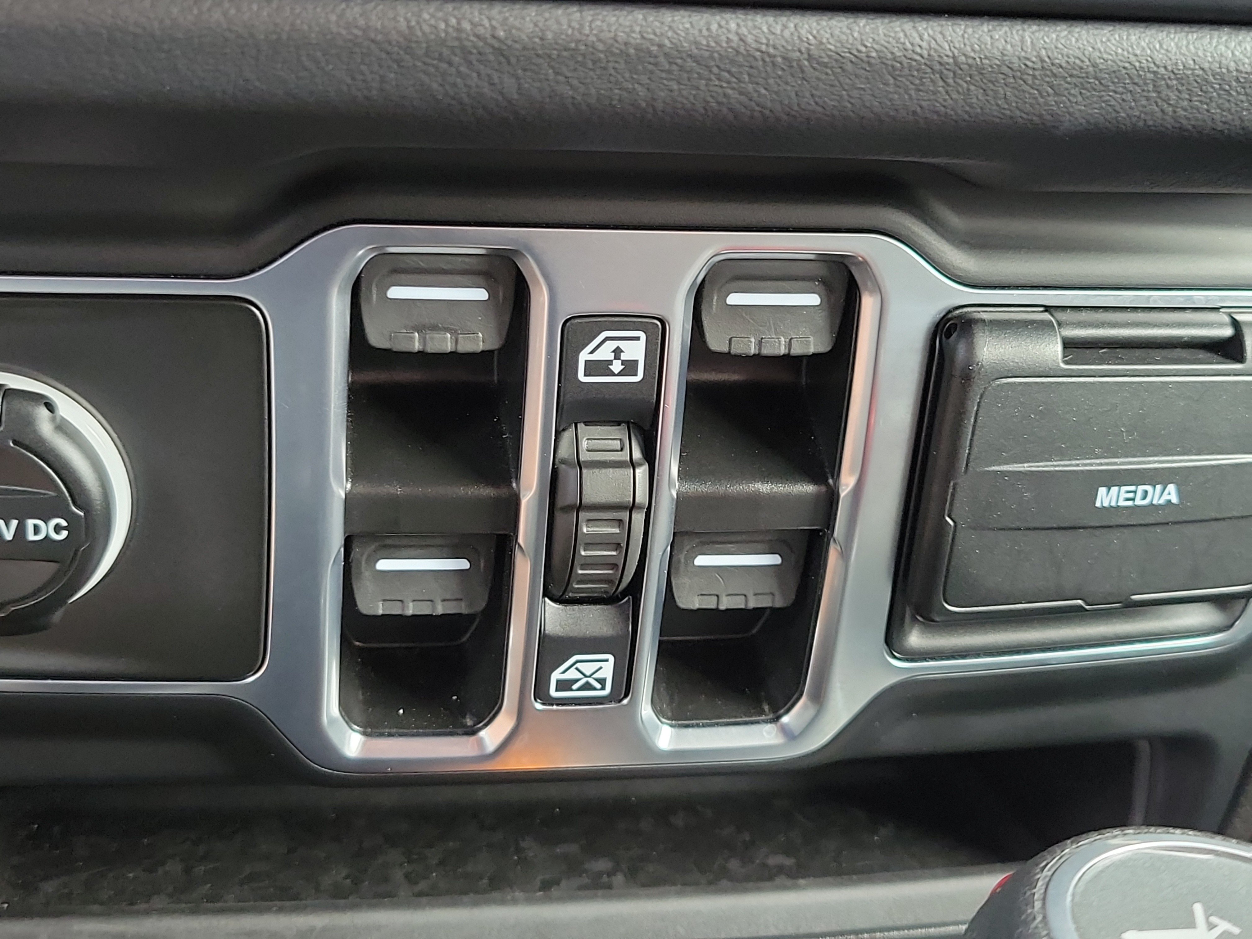 Used 2025 Jeep Wrangler Unlimited Sahara w/ Safety Group AWD/4WD image 22