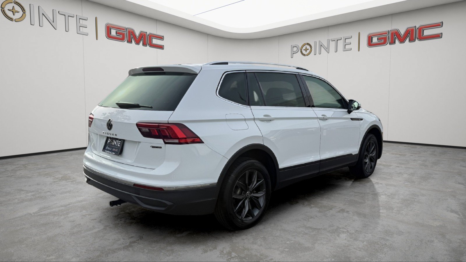 Used 2024 Volkswagen Tiguan SE AWD/4WD image 3