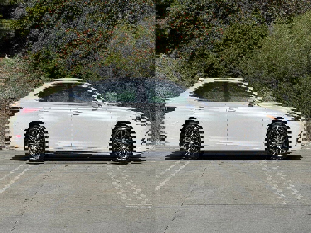 Certified 2025 Lexus ES 300h w/ Premium Package image 10