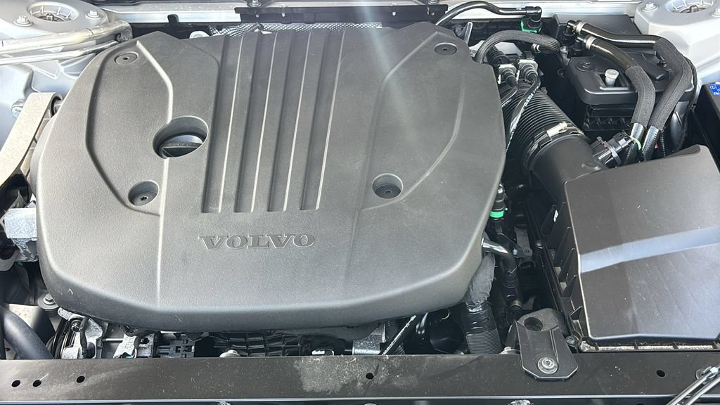 Certified 2025 Volvo XC60 B5 Plus AWD/4WD image 31