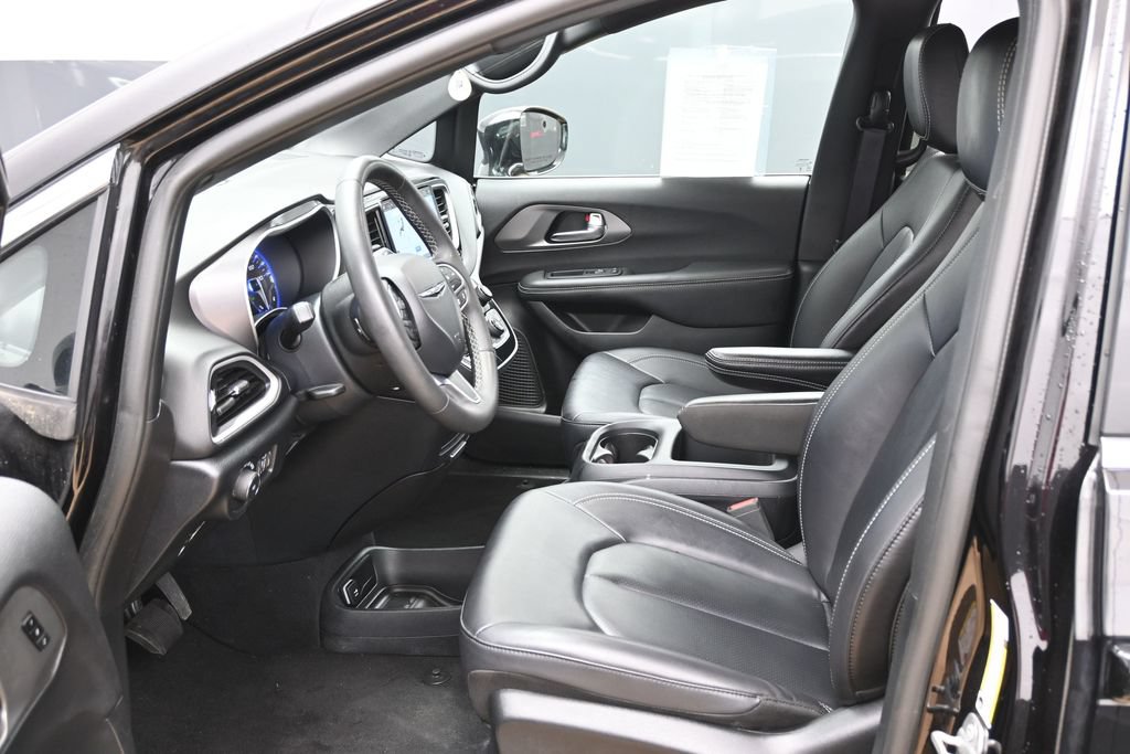 Used 2025 Chrysler Pacifica Select FWD image 18