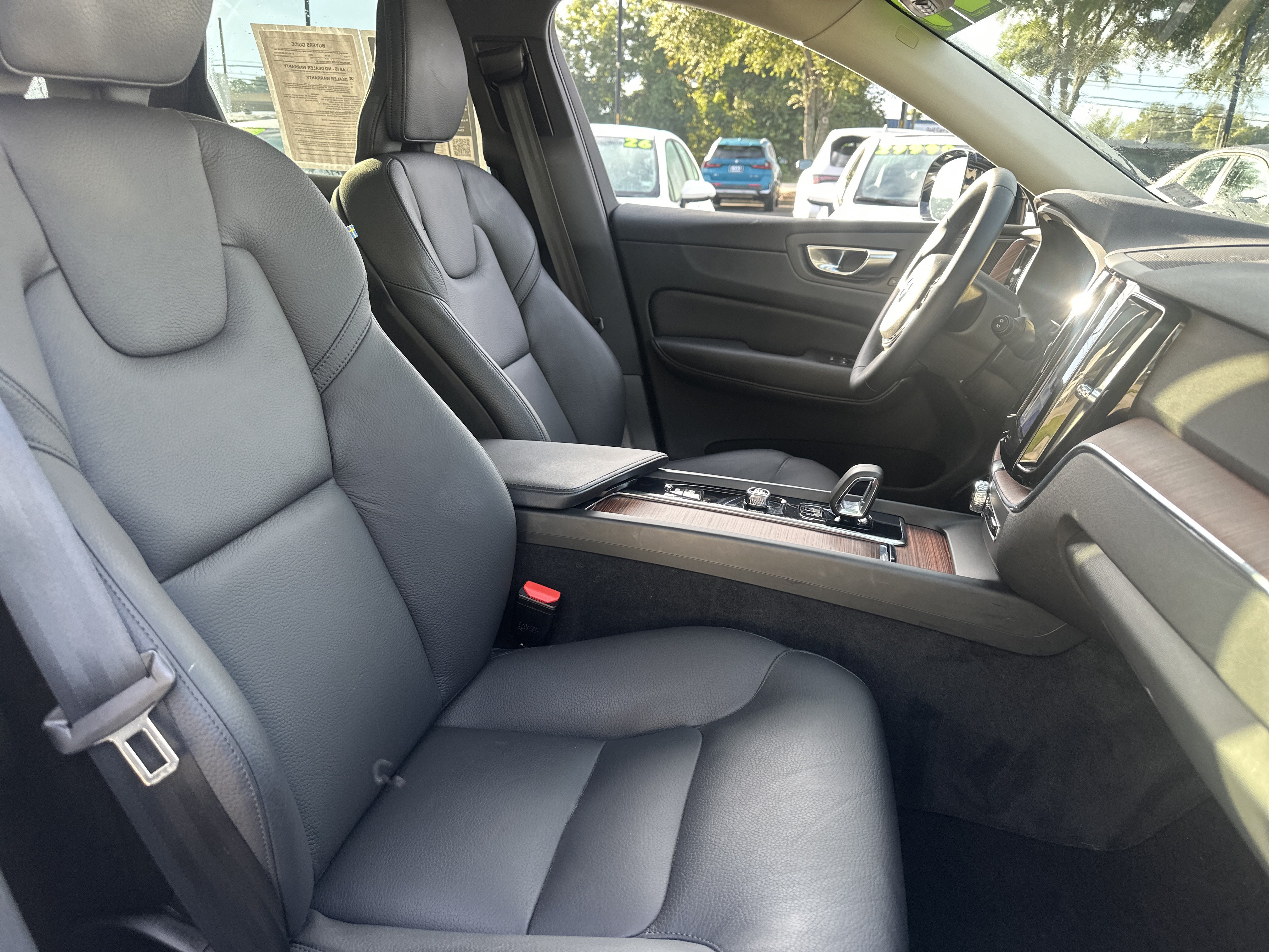 Used 2024 Volvo XC60 B5 Plus AWD/4WD image 13