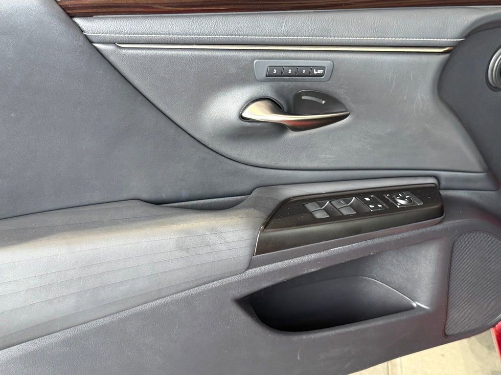 Used 2019 Lexus ES 300h 300h Luxury image 18