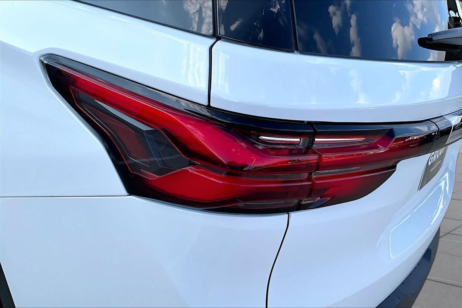 Used 2023 Chevrolet Traverse LT FWD image 28