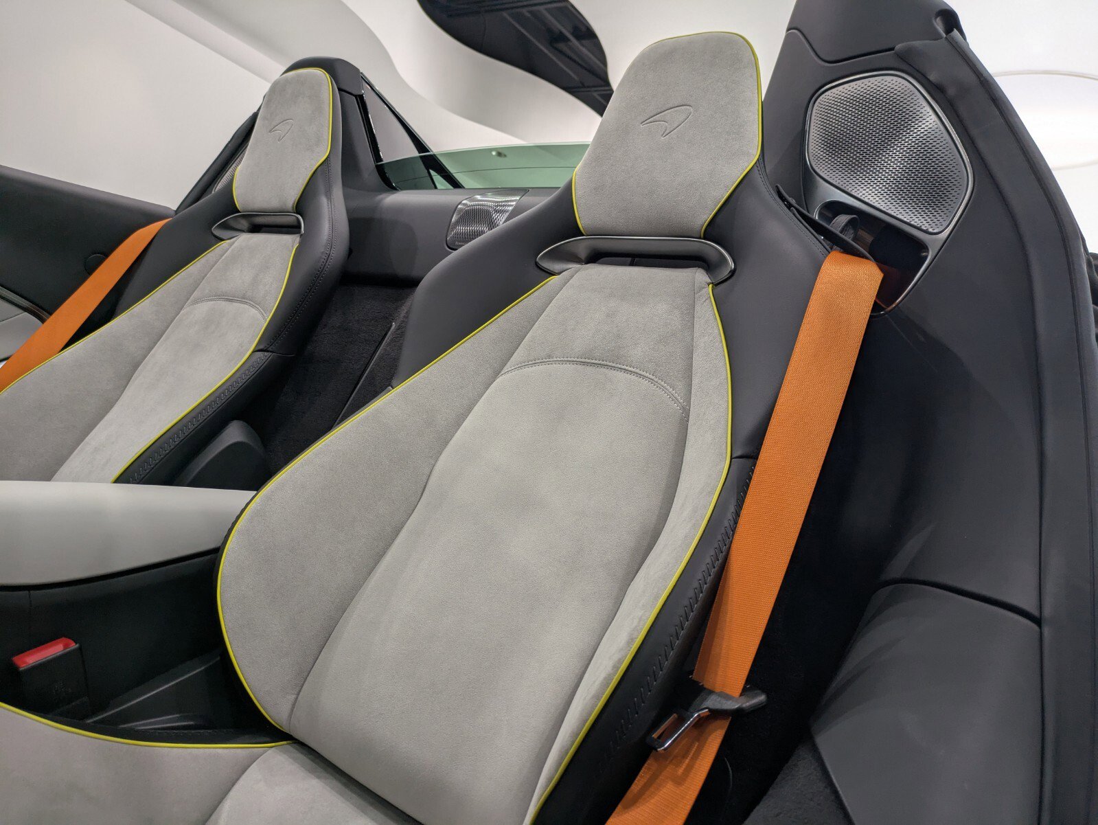 Used 2025 McLaren Artura Spider image 8