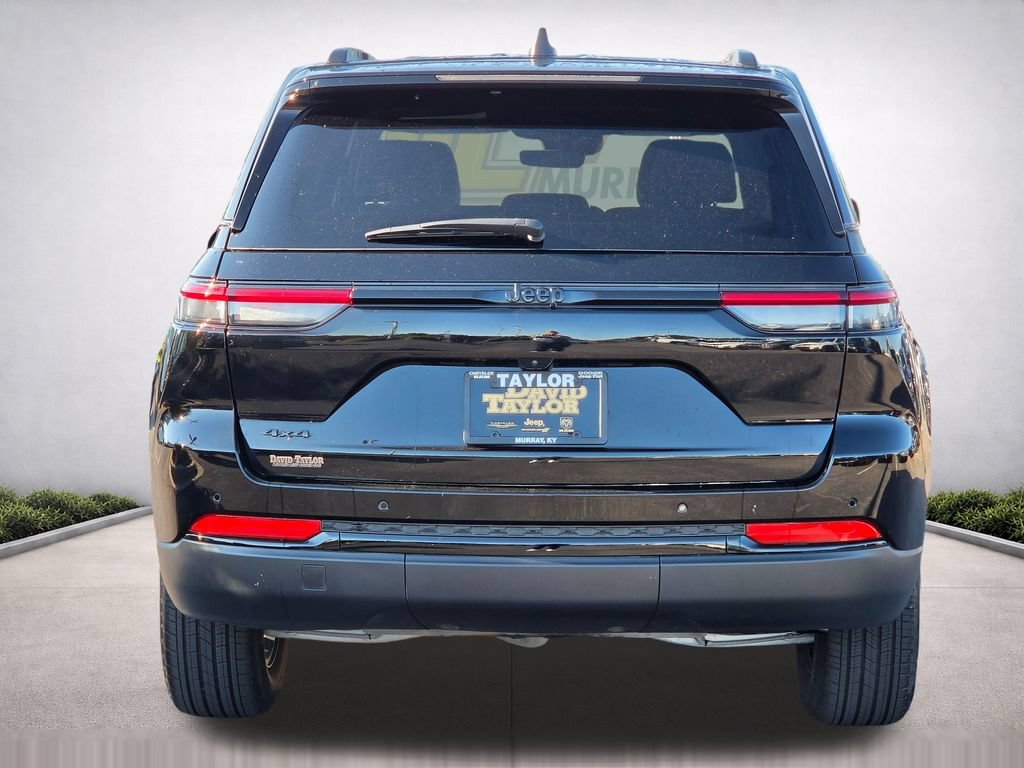 Used 2025 Jeep Grand Cherokee Altitude AWD/4WD image 5