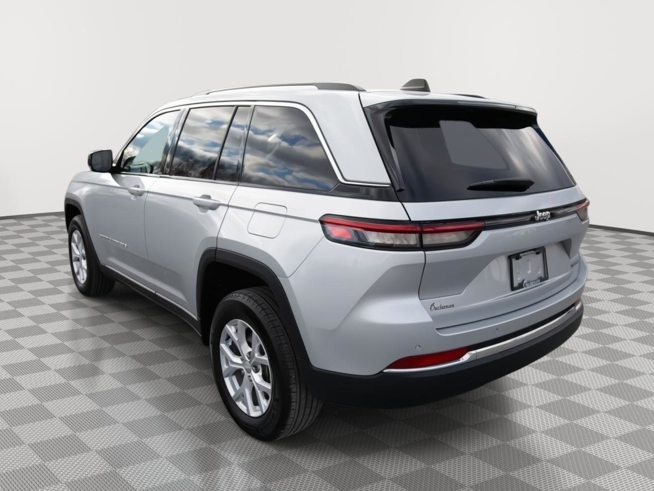 Used 2023 Jeep Grand Cherokee Limited image 2