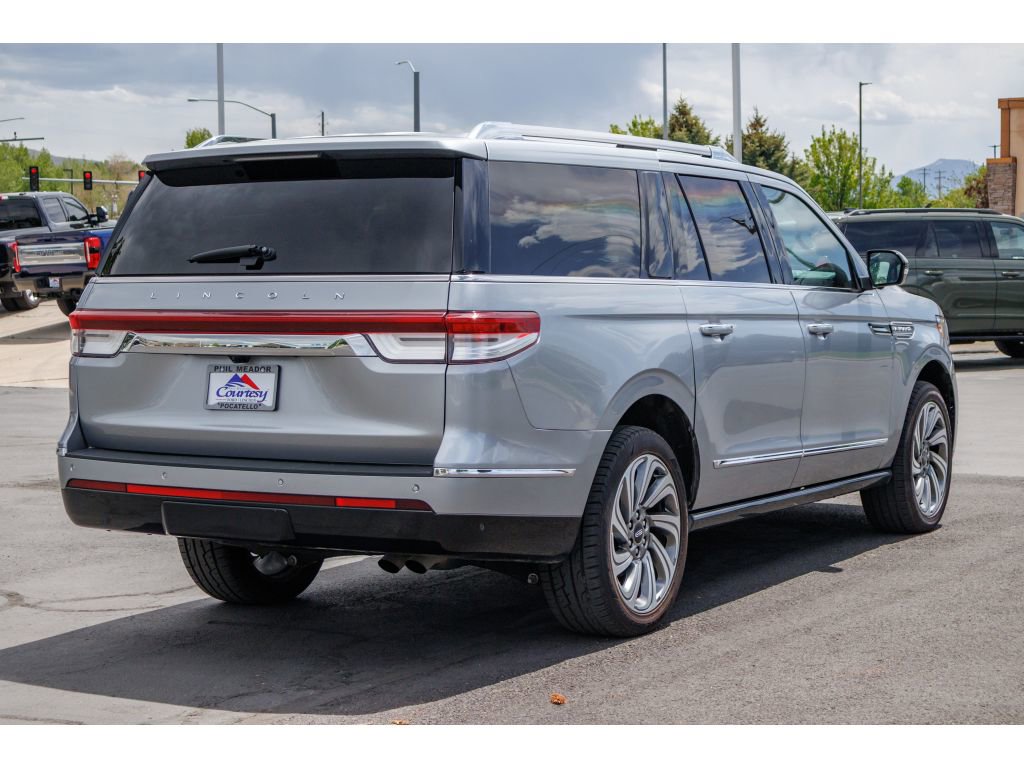 Used 2024 Lincoln Navigator L 4WD image 3