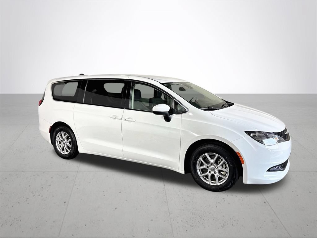 Used 2023 Chrysler Voyager LX FWD image 4