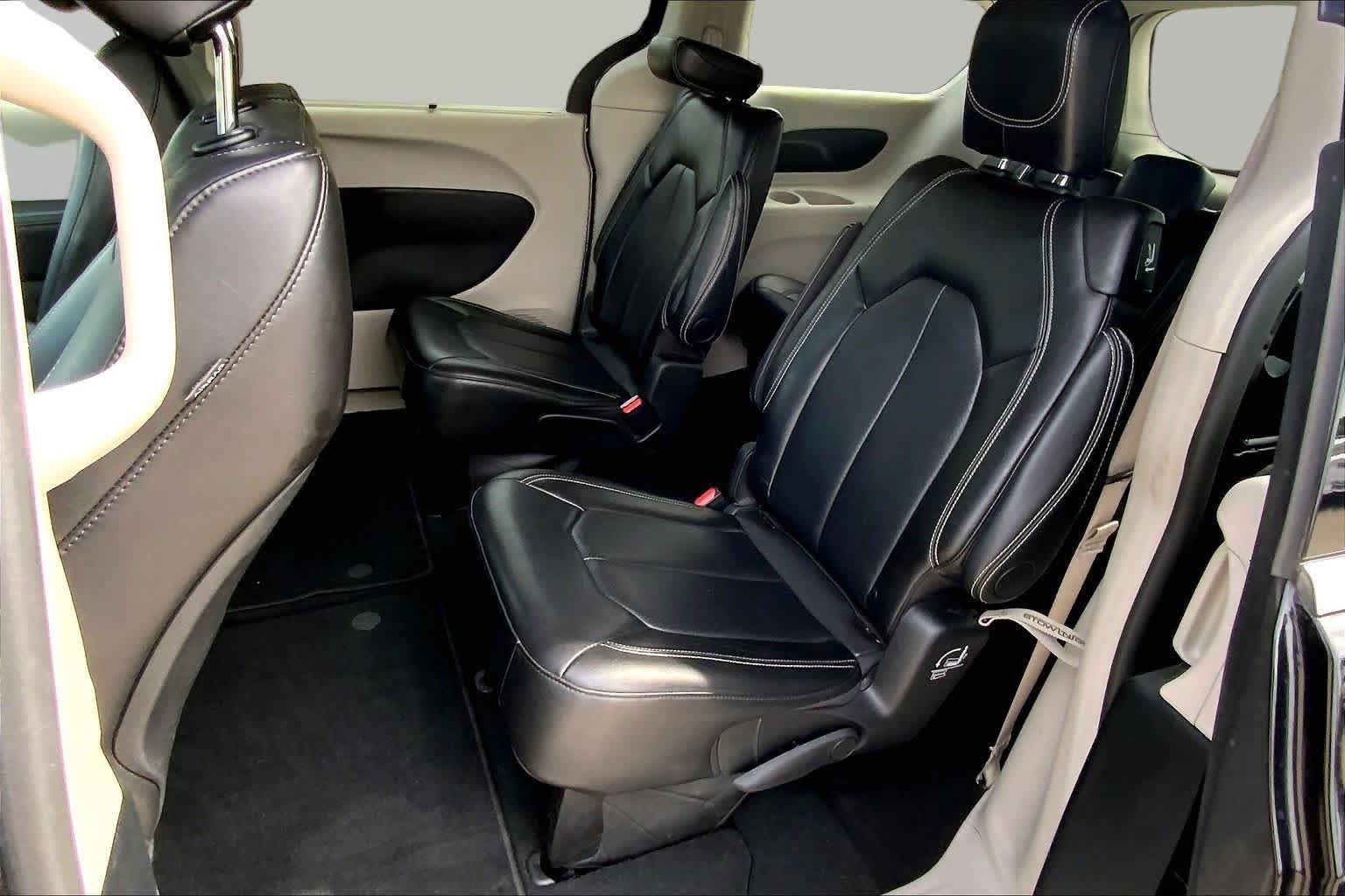 Used 2024 Chrysler Pacifica Touring-L FWD image 21