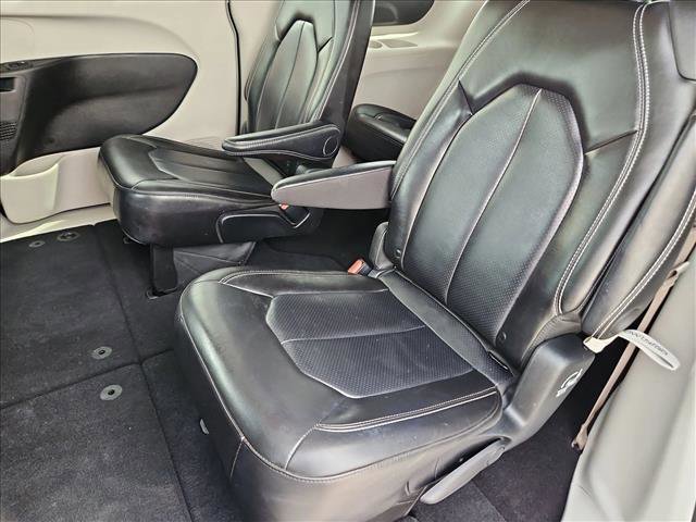 Used 2024 Chrysler Pacifica Touring-L image 17