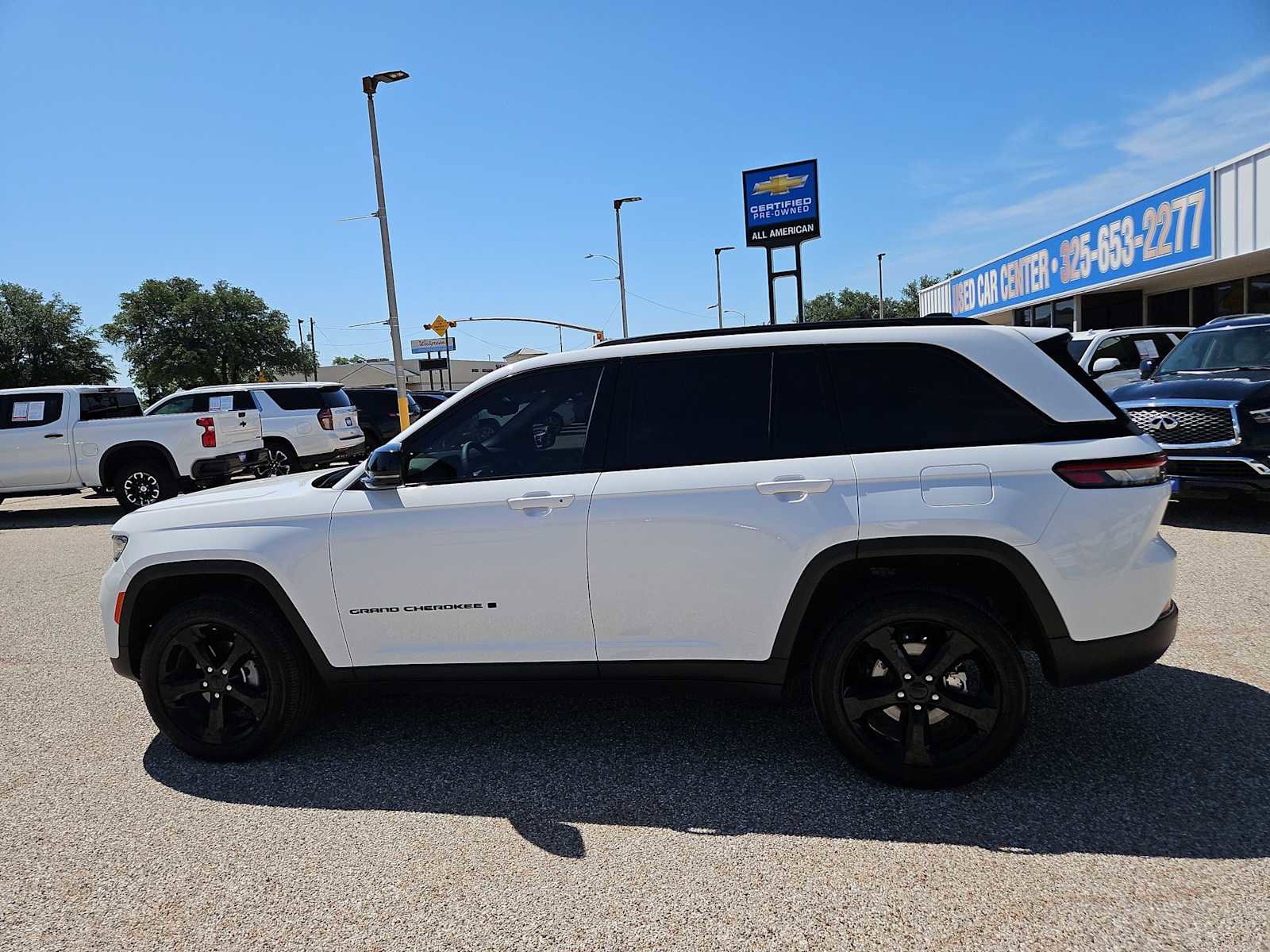 Used 2024 Jeep Grand Cherokee Altitude AWD/4WD image 5