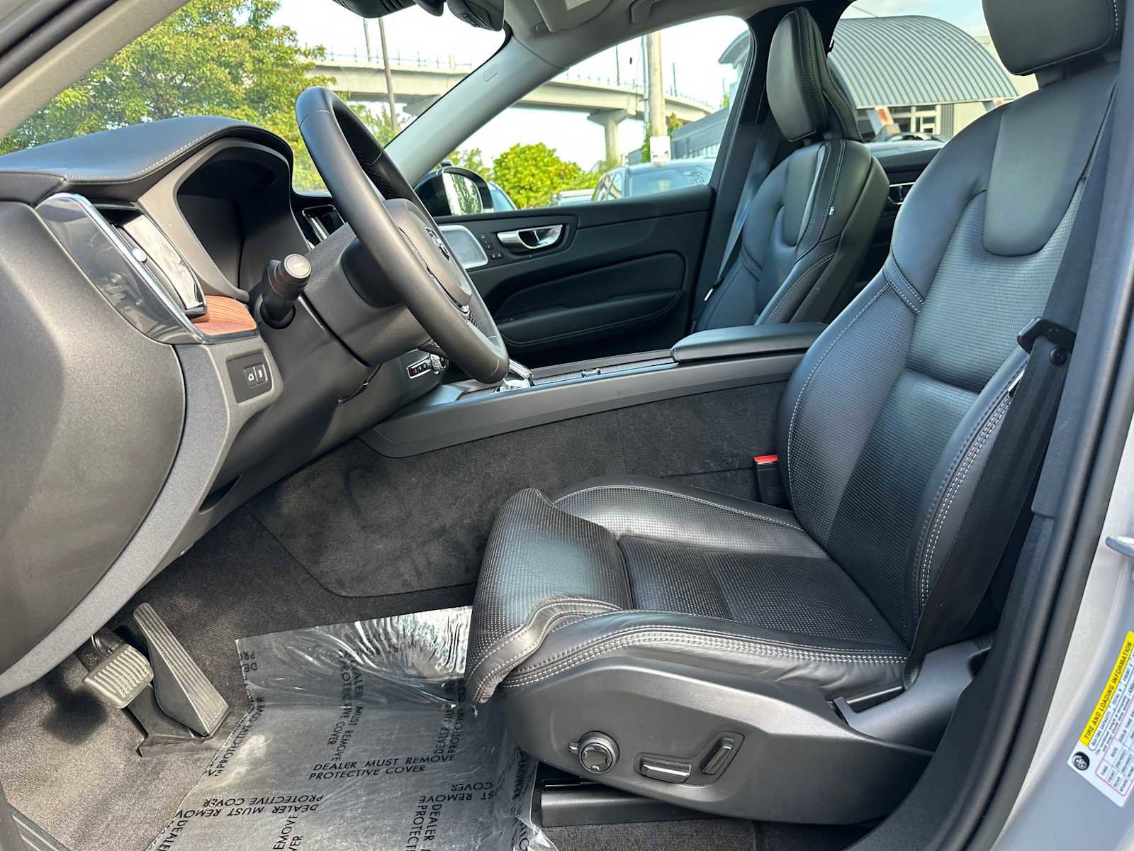 Certified 2023 Volvo XC60 T8 Ultimate w/ Climate Package image 20
