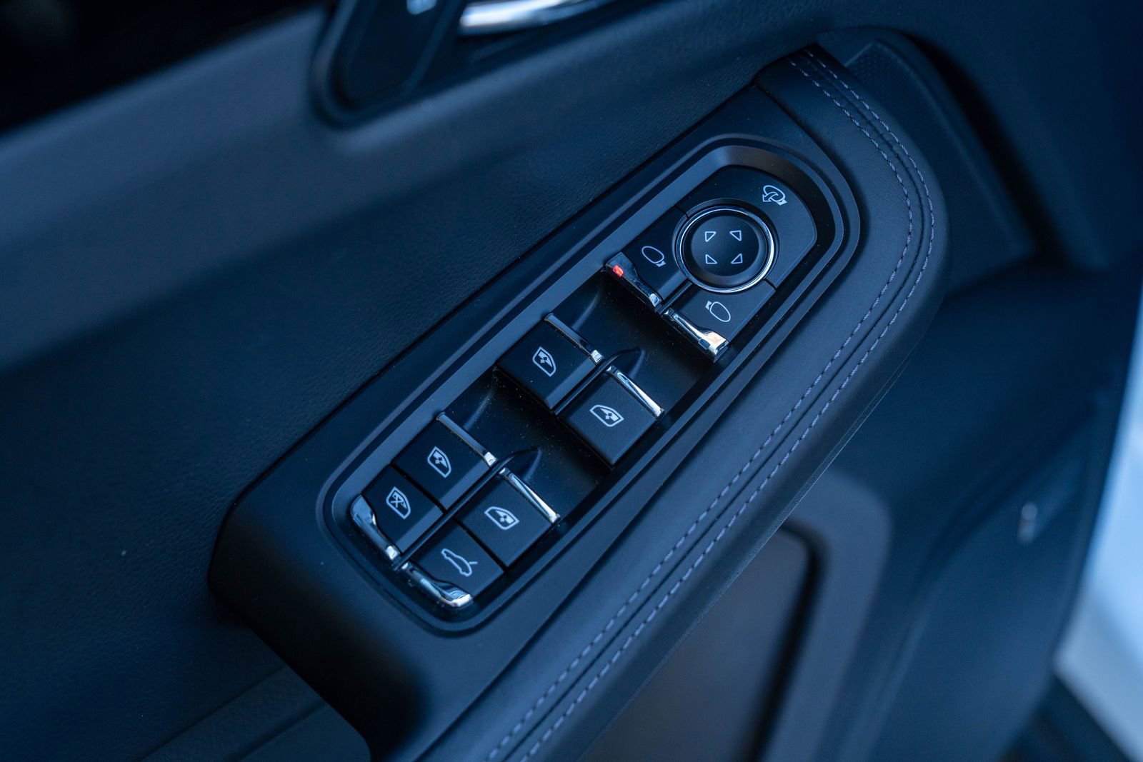 Certified 2025 Porsche Macan Base image 21