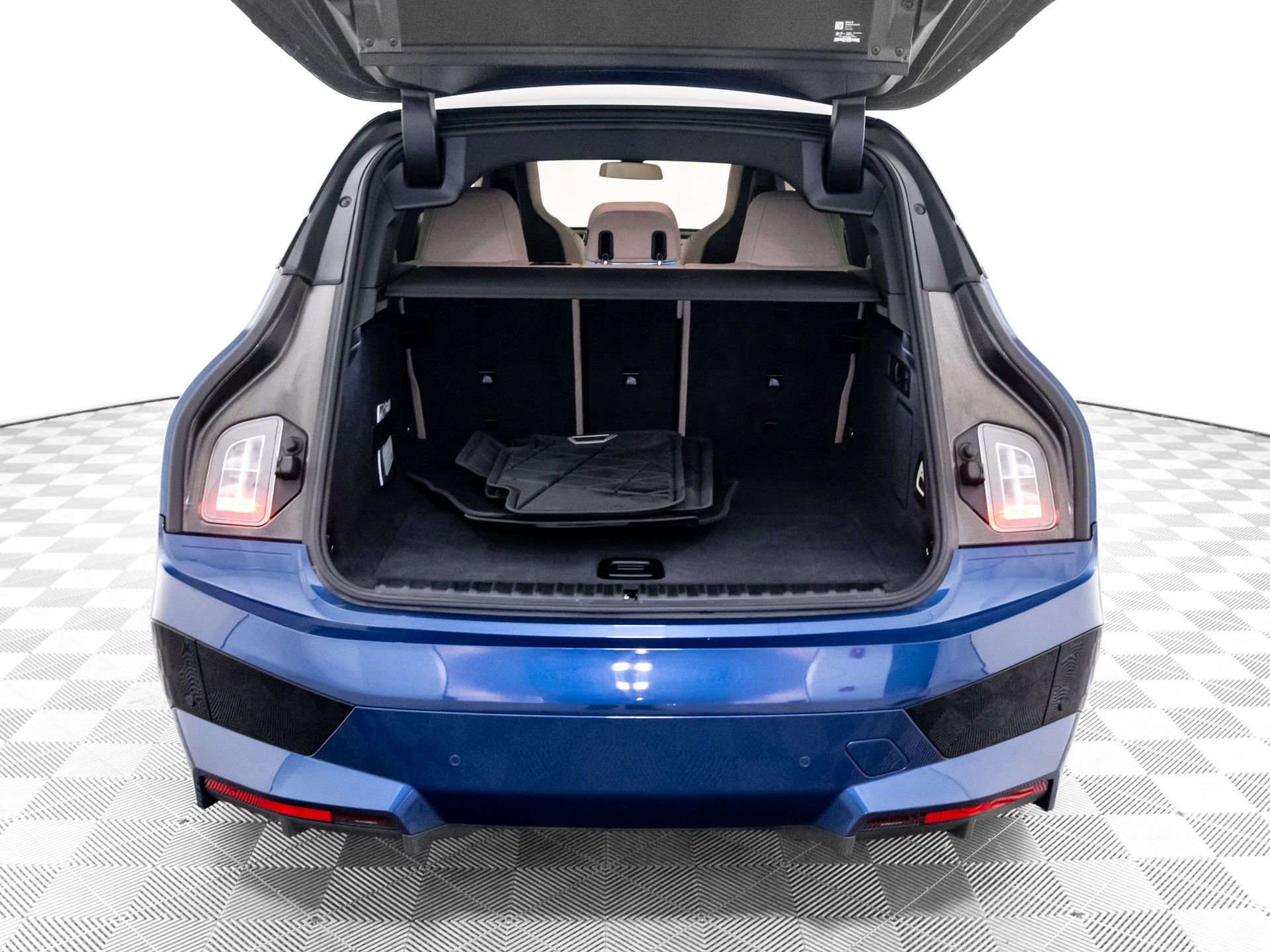 Used 2024 BMW iX xDrive50 w/ Premium Package image 29